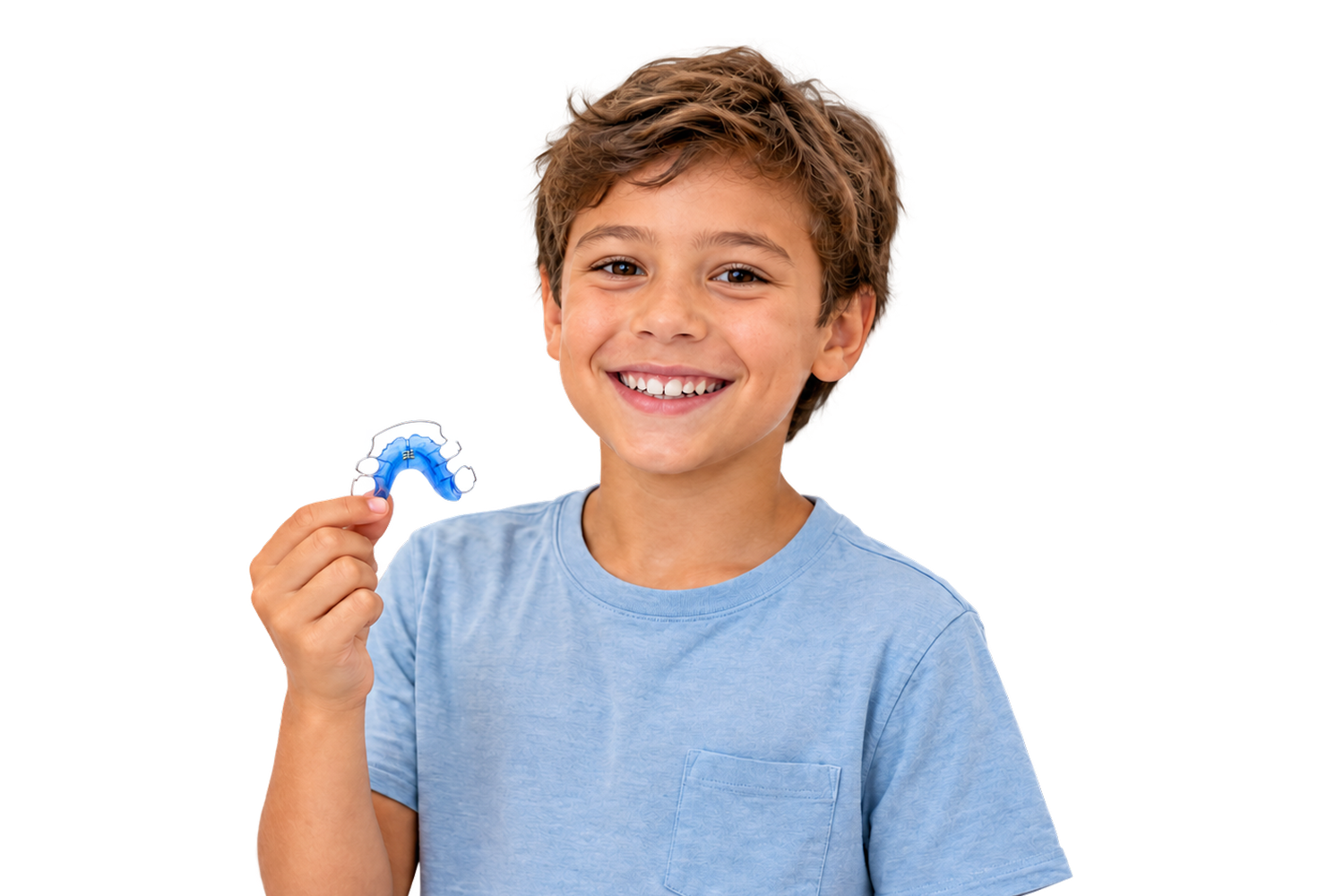 Enfant souriant tenant un appareil orthodontique amovible